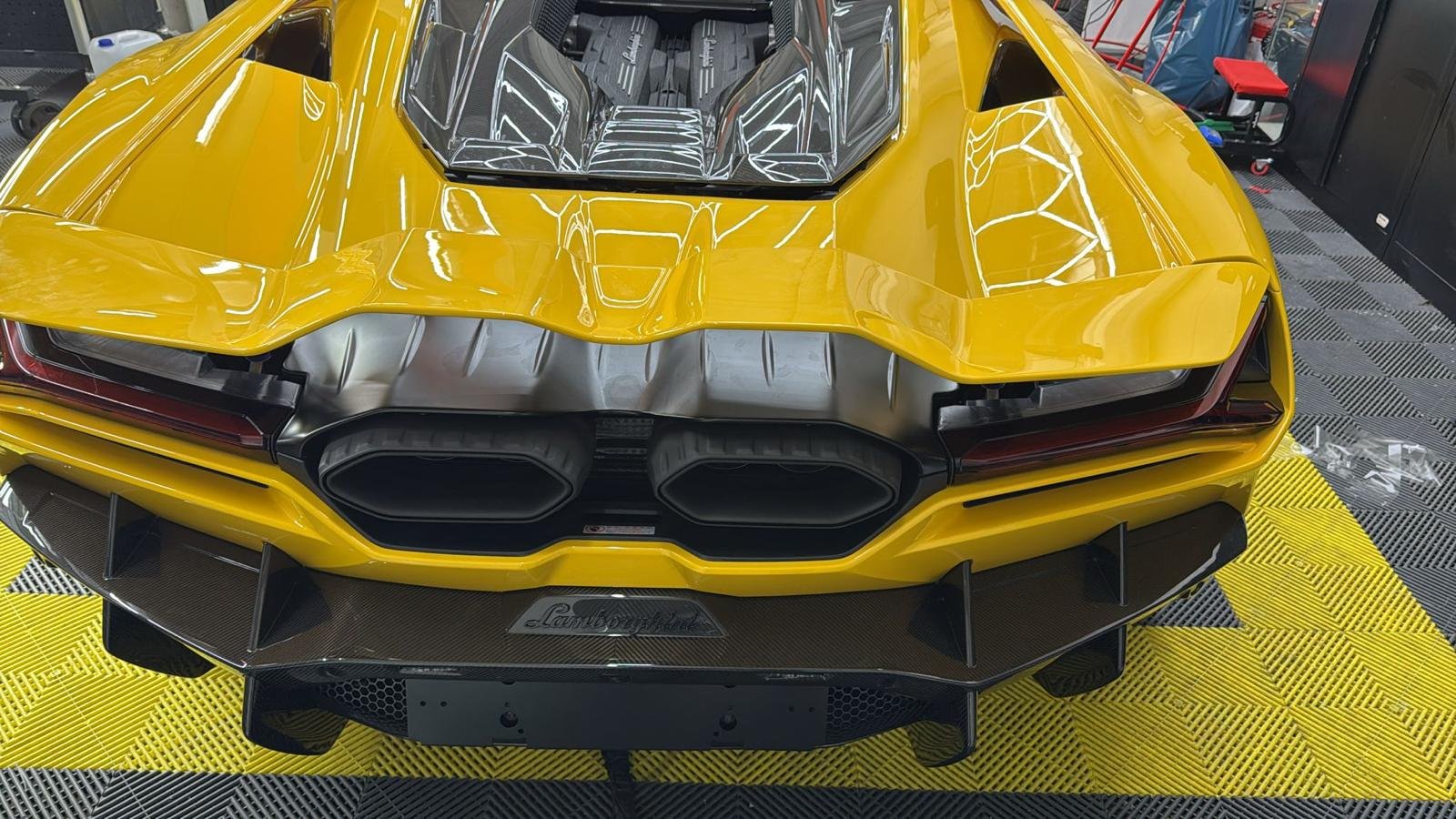 Lamborghini Revuelto — photo 4